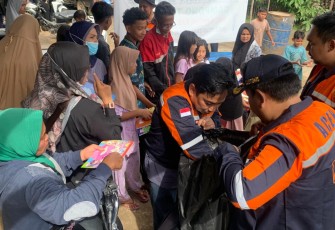 Relawan Bea Cukai saat Salurkan Bantuan bagi Korban Banjir di Sawang