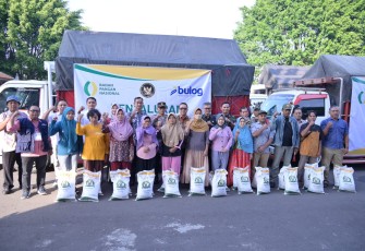 Penyerahan secara simbolis paket bantuan beras pemerintah kepada beberapa warga, di halaman Rumah Dinas Bupati Karanganyar, Selasa (22/7/2025).