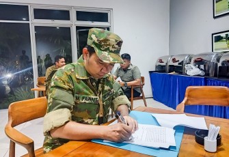 Bupati Fawait saat Tandatangani SK P3K di Tengah Kesibukan Retret