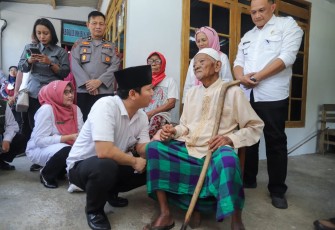 Bupati Trenggalek, Mochamad Nur Arifin, bersama jajarannya dan Forkopimda Kabupaten Trenggalek, saat menyerahkan Bantuan Pangan Beras, kepada penerima manfaat, Rabu (23/7/2025).