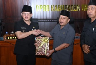 Bupati Trenggalek, Mochamad Nur Arifin, saat menyerahkan nota penjelasan Rancangan Peraturan Daerah tentang RPJMD Kabupaten Trenggalek tahun anggaran 2025-2029 di DPRD Kabupaten Trenggalek.