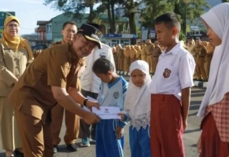 Bupati Welly Suhery menyalurkan Dana BOSP