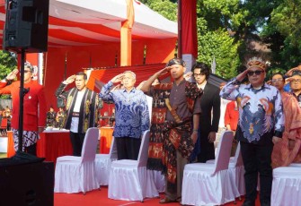 Civitas Academica UKSW yang dikenal sebagai Kampus Indonesia Mini mengikuti Upacara HUT ke-80 Republik Indonesia dengan menggunakan pakaian adat Nusantara.