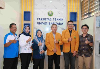 Bupati Wonogiri Setyo Sukarno foto bersama mengenakan jas mahasiswa bersama putranya, Rabu (3/9)