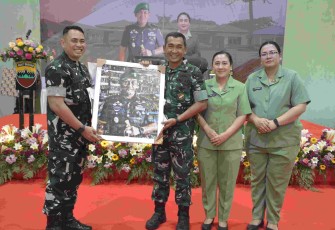 Danrem 023/KS Kolonel Inf Jansen P Nainggolan saat menerima cenderamata 