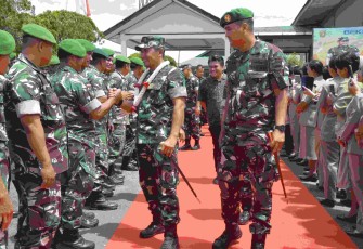 Danrem 023/KS Kolonel Inf Jansen P Nainggolan menyalami prajuritnya di Kodim 0210/TU, Selasa (9/9)