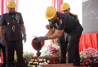 Pangdam V Brawijaya Mayjen TNI Rudy Saladin groundbreaking revitalisasi lapangan Rampal, Sabtu (13/9)