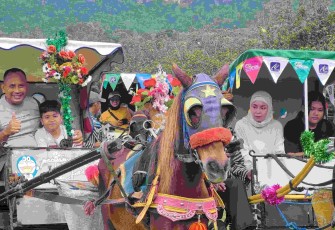 Dandim 0801/Pacitan Letkol Arh Imam Musahirul turut serta dalam pawai Dokar hias, Minggu (14/9)