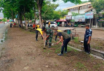 Karya bakti bersihkan lingkungan di pasar Karangan