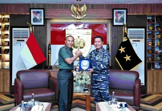 Pangdam XIV/Hsn Mayjen TNI Windiyatno menerima cenderamata Dankodaeral VI