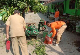 Karya bakti bersihkan lingkungan 