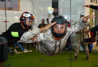 Prajurit diraja Malaysia saat mencoba wind tunnel di Divif 2 Kostrad Malang, Kamis (18/9)
