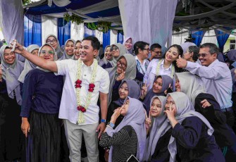 Wamenkes Prof Dante Saksono Harbuwono saat selfi di STIKES EU, Boyolali 