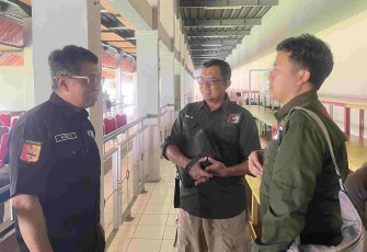 Ketua Perbakin Kota Depok Imam Musanto (tengah) saat meninjau langsung atlet menembak Kota Depok di Kejurnas WRABF IMSSU Merah Putih 2025, Jakarta