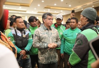 Menaker Yassierli saat berdialog dengan pengemudi Ojol di Kota Bandung 