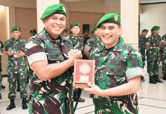 Danrem 081/DSJ Kolonel Arm Untoro Hariyanto memberikan cenderamata Letkol Czi Muhammad Luthfi di Makorem, Kamis (25/9)