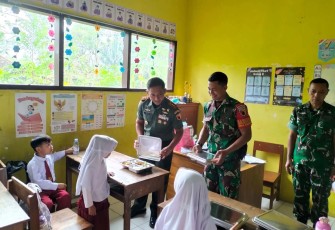 Dandim 0806/Trenggalek Letkol Inf Isnanto Roy Saputro memberikan MBG di SDN Jombok, Senin (29/9)