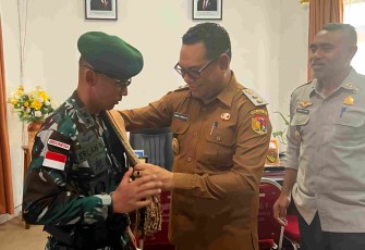 Wakil Bupati Belu mengenakan kain adat Dansatgas Yonarmed 12 Kostrad, Selasa (30/9)