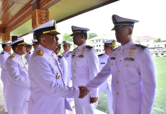 Pangkolinlamil Laksda TNI Rudhi Aviantara memberikan ucapan selamat kenaikan pangkat, Rabu (1/10)
