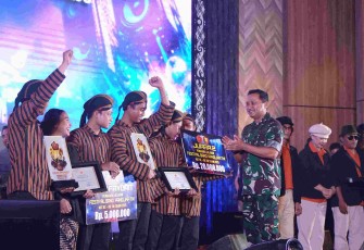 Musisi Jalanan Kodam V Brawijaya saat menerima piagam juara, di GOR A. Yani Mabes TNI Jakarta, Ranu (1/10)