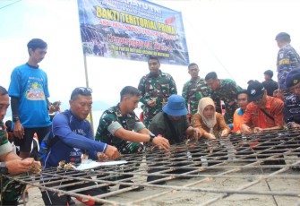 Aksi lestarikan laut di pantai Mutiara, Kabupaten Trenggalek 