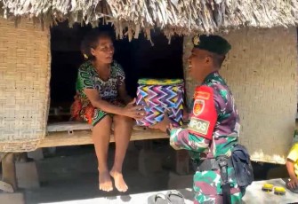 Satgas Pamtas Yonarmed 12 Kostrad bagikan sembako untuk warga di Kabupaten Malaka, NTT
