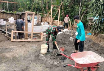 Bantu bangun rumah warga desa binaan 
