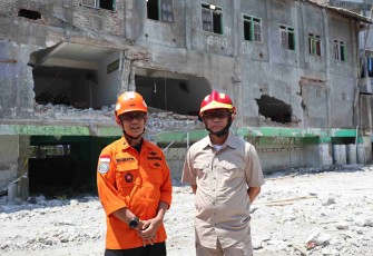 Kepala Pusat Data, Informasi dan Komunikasi Kebencanaan BNPB, Abdul Muhari (kanan) bersama Direktur Operasi Basarnas, Yudhi Bramantyo (kiri) saat meninjau lokasi reruntuhan bangunan Musala Pondok Pesantren (ponpes) Al - Khoziny, Sidoarjo, Jawa Timur, pada Selasa (7/10).