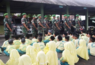 Siswa MI Plus Darunnajah di Makodim Trenggalek 