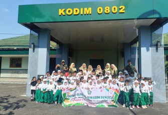 TK Muslimat Al-Istiqomah foto bersama di Kodim 0802 Ponorogo 