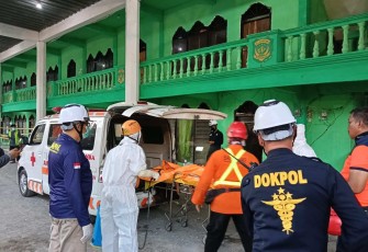 Tim SAR gabungan memasukkan kantong berisi jenazah ke dalam ambulance dalam insiden runtuhnya musala pondok pesantren Al Khoziny, Buduran, Kabupaten Sidoarjo, Jawa Timur