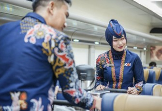 Pelayanan pramu/i mengenakan busana batik