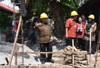 Mendikdasmen Abdul Mu'ti saat meninjau revitalisasi SMP 1 Bae, Kudus, Jateng