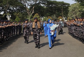 Pangkolinlamil Laksda TNI Rudhi Aviantara disambut yel-yel prajurit Satlinlamil 2 Surabaya, Jum'at (10/10)