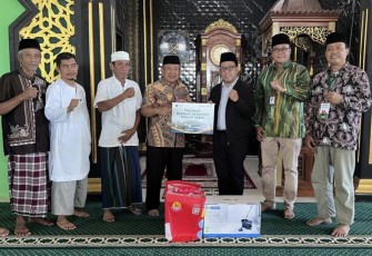 Penyaluran bantuan peralatan kebersihan masjid