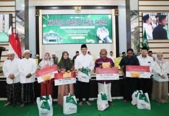 Mensos Saifullah Yusuf foto bersama ahli waris korban runtuhnya Musala Ponpes Al Khoziny Sidoarjo 