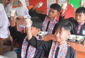 Program MBG dengan susu untuk siswa