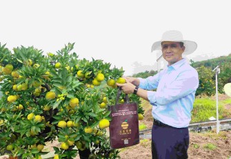 Mentrans M Iftitah Sulaiman Suryanagara mengunjungi kawasan transmigrasi di desa GuanZhuang, Kota Yichang, Tiongkok, Senin (13/10)