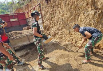 Penurunan material bangunan TMMD Kodim Pacitan 