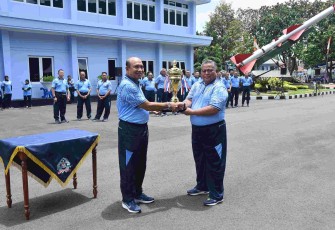 Dankoharmatau Marsma TNI Ir Suryanto memberikan piala, Kamis (23/10)