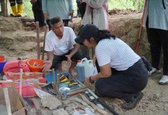 Ketua Umum Persit Ny. Uli Simanjuntak menerima pemaparan arkeolog di lokasi penemuan fosil gajah purba, Kamis (23/10)