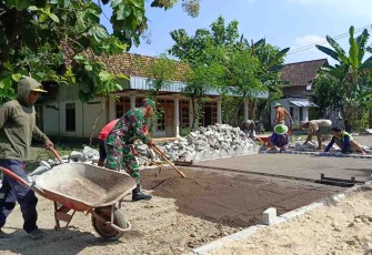 Pasang paving jalan bersama warga binaan