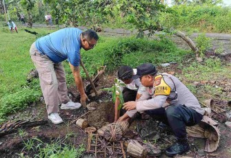 Tanam pohon bersama warga wilayah desa binaan 