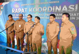 Mendagri Tito Karnavian saat memberikan keterangan pers di Jatinangor, Senin (27/10)
