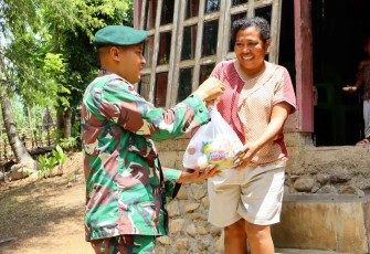 Jum'at berkah Satgas Pamtas Yonarmed 12 Kostrad 