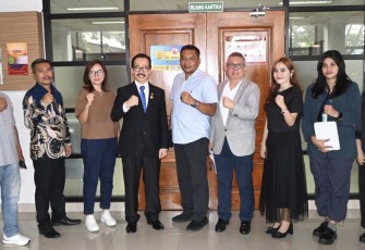 Ketum DPP APKOMINDO Ir Soegiharto Santoso foto bersama usai persidangan