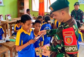 Senyum bahagia siswa menerima buku pintar, Rabu (5/11)