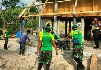 Bangun rumah adat warga Desa Alas Utara