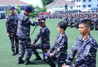 Pangkolinlamil Laksda TNI Rudhi Aviantara mengukuhkan prajurit muda di Jakarta, Jum'at (7/11)