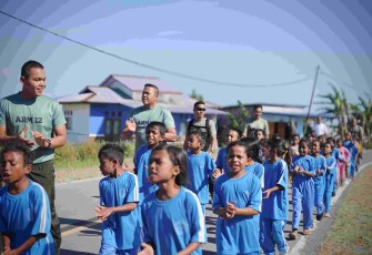 Jalan sehat Satgas Yonarmed 12 Kostrad 